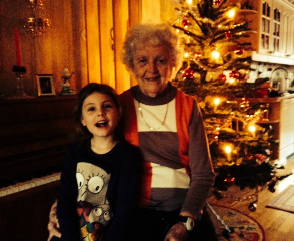 Jag tog inte ett enda foto pa sjalva julafton. Men har sitter min fina mormor Hela med Sofia framfor granen i alla fall :-)